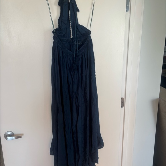 Elegant Blue Maxi Dress with Textured Fabric - Picture 3 of 8